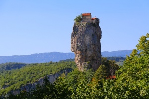 Travelnews.lv apmeklē klinšu torni Katskhi Pillar, kur 40 metru augstumā atrodas klosteris. Atbalsta: Georgia.Travel 7