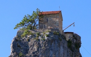 Travelnews.lv apmeklē klinšu torni Katskhi Pillar, kur 40 metru augstumā atrodas klosteris. Atbalsta: Georgia.Travel 9