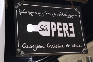 Travelnews.lv apmeklē garšīgu Kutaisi restorānu-vīna bāru «Sapere». Atbalsta: Georgia.Travel 2