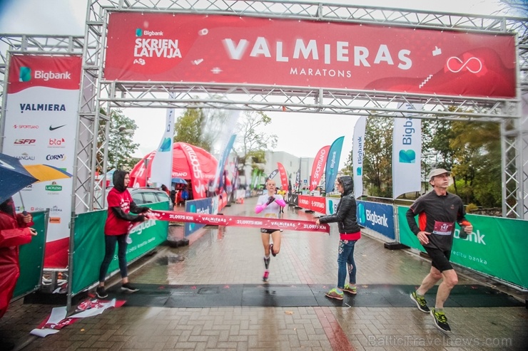 Valmieras ielas skriešanas svētkos piepildīja lielāki un mazāki sportisti, līdzjutēji un tūristi 265963