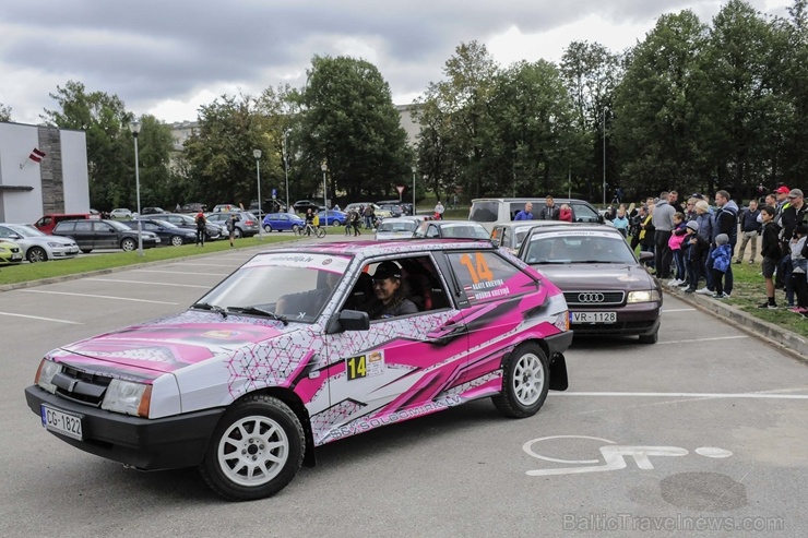 Sacensību laikā Saldū 69 ekipāžu dalībnieki veica sešus ātrumposmu 55 kilometrus garajā distancē Sacensību laikā Saldū 69 ekipāžu dalībnieki veica sešus ātrumposmu 55 kilometrus garajā distancē 266264