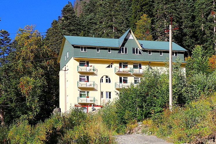 Travelnews.lv divas naktis nakšņo vienkāršā, bet viesmīlīgā Dombaja viesnīcā «Elbrus». Atbalsta: Magtur 266330
