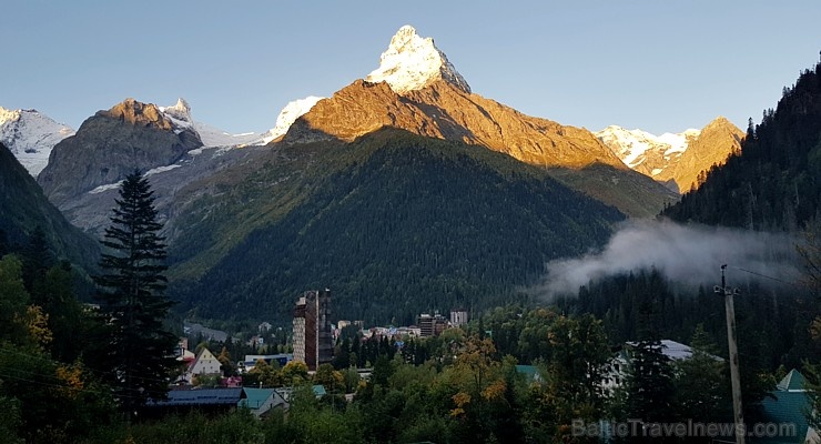 Travelnews.lv divas naktis nakšņo vienkāršā, bet viesmīlīgā Dombaja viesnīcā «Elbrus». Atbalsta: Magtur 266331