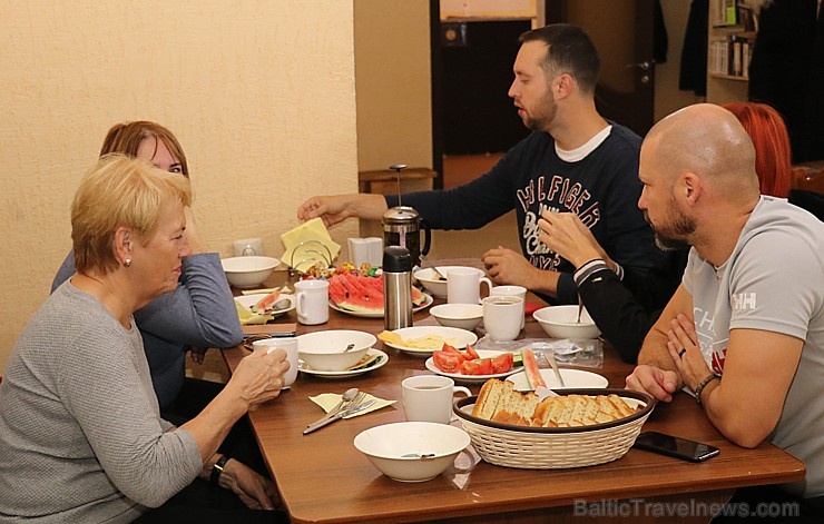 Travelnews.lv divas naktis nakšņo vienkāršā, bet viesmīlīgā Dombaja viesnīcā «Elbrus». Atbalsta: Magtur 266342