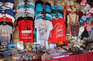 Travelnews.lv iepazīst Domabajā suvenīru tirgu tūristiem. Atbalsta: Magtur 30
