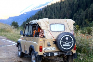 Travelnews.lv ar apvidus spēkratu «UAZ» dodas Kaukāza kalnu bezceļos. Atbalsta: Magtur 7