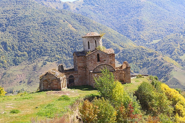 Travelnews.lv apmeklē pamestu 10.gadsimta kristiešu Sentinskas dievnamu. Atbalsta: Magtur 266949