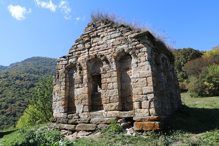 Travelnews.lv apmeklē pamestu 10.gadsimta kristiešu Sentinskas dievnamu. Atbalsta: Magtur 266955