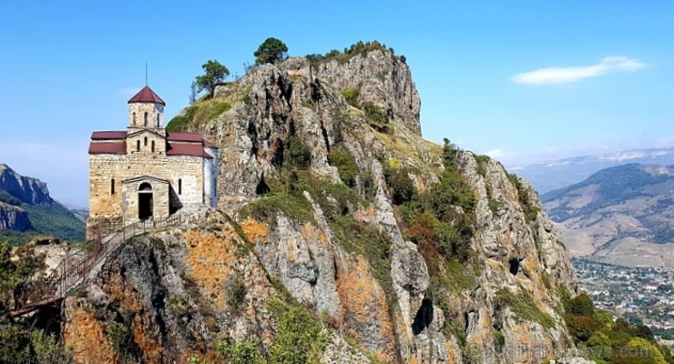 Travelnews.lv apmeklē darbojošu 10. gadsimta kristiešu Šoanina dievnamu osetīņu ciemā. Atbalsta: Magtur 266975