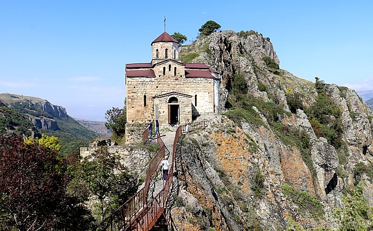 Travelnews.lv apmeklē darbojošu 10. gadsimta kristiešu Šoanina dievnamu osetīņu ciemā. Atbalsta: Magtur 266976