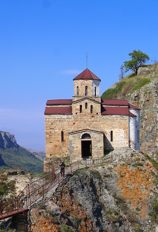 Travelnews.lv apmeklē darbojošu 10. gadsimta kristiešu Šoanina dievnamu osetīņu ciemā. Atbalsta: Magtur 266977