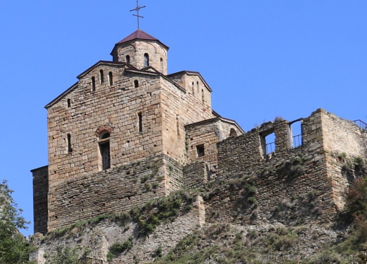 Travelnews.lv apmeklē darbojošu 10. gadsimta kristiešu Šoanina dievnamu osetīņu ciemā. Atbalsta: Magtur 266992