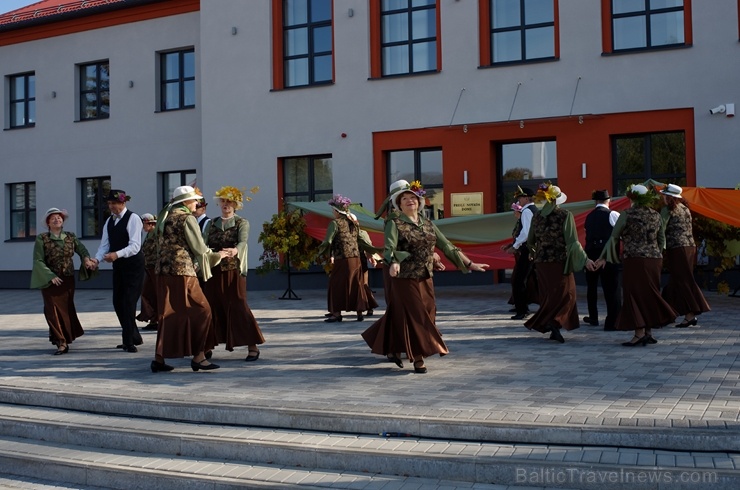 Preiļos norisinājās Svētku laukuma iedancošanas pasākums - deju maratons ar dažādu deju stilu priekšnesumiem 267072