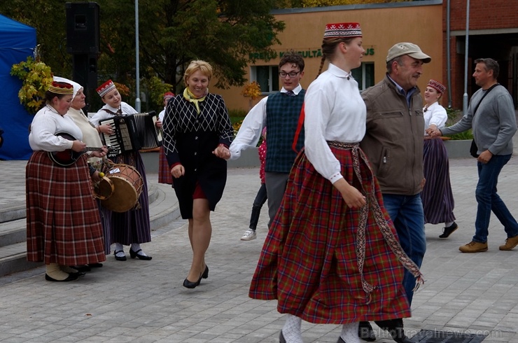 Preiļos norisinājās Svētku laukuma iedancošanas pasākums - deju maratons ar dažādu deju stilu priekšnesumiem 267087