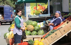 Karačaja-Čerkesijas republikā ēdienā tiek akcentēts garšīgs šašliks, bet augļus un dārzeņus ieved galvenokārt no citurienes. Atbalsta: Magtur 19