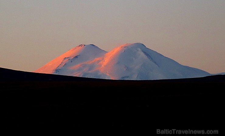 Travelnews.lv rīta agrumā apjūsmo Eiropas augstāko virsotni Elbruss. Atbalsta: Magtur 267212
