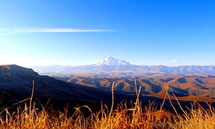Travelnews.lv rīta agrumā apjūsmo Eiropas augstāko virsotni Elbruss. Atbalsta: Magtur 267214
