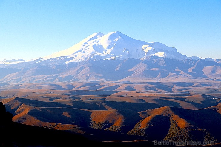 Travelnews.lv rīta agrumā apjūsmo Eiropas augstāko virsotni Elbruss. Atbalsta: Magtur 267215
