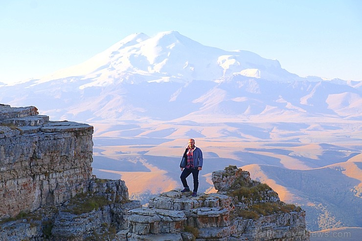 Travelnews.lv rīta agrumā apjūsmo Eiropas augstāko virsotni Elbruss. Atbalsta: Magtur 267220
