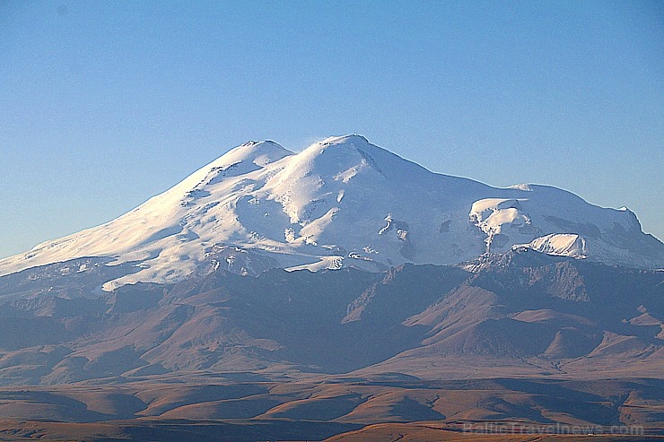 Travelnews.lv rīta agrumā apjūsmo Eiropas augstāko virsotni Elbruss. Atbalsta: Magtur 267221