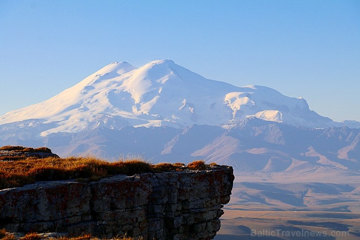 Travelnews.lv rīta agrumā apjūsmo Eiropas augstāko virsotni Elbruss. Atbalsta: Magtur 267222