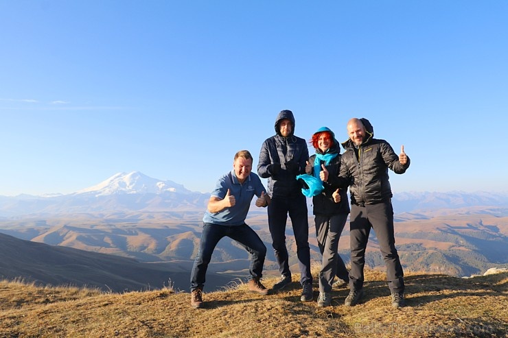 Travelnews.lv rīta agrumā apjūsmo Eiropas augstāko virsotni Elbruss. Atbalsta: Magtur 267224