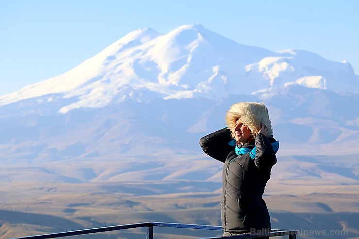 Travelnews.lv rīta agrumā apjūsmo Eiropas augstāko virsotni Elbruss. Atbalsta: Magtur 267239