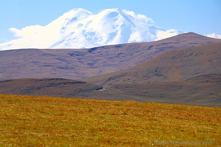 Travelnews.lv rīta agrumā apjūsmo Eiropas augstāko virsotni Elbruss. Atbalsta: Magtur 267256