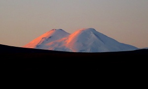 Travelnews.lv rīta agrumā apjūsmo Eiropas augstāko virsotni Elbruss. Atbalsta: Magtur 2