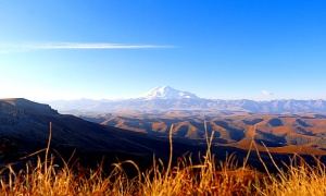 Travelnews.lv rīta agrumā apjūsmo Eiropas augstāko virsotni Elbruss. Atbalsta: Magtur 4