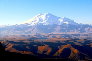 Travelnews.lv rīta agrumā apjūsmo Eiropas augstāko virsotni Elbruss. Atbalsta: Magtur 5