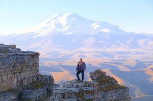 Travelnews.lv rīta agrumā apjūsmo Eiropas augstāko virsotni Elbruss. Atbalsta: Magtur 10