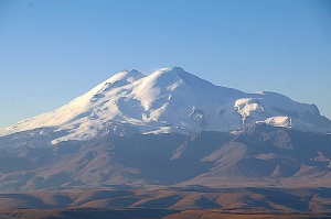 Travelnews.lv rīta agrumā apjūsmo Eiropas augstāko virsotni Elbruss. Atbalsta: Magtur 11