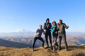 Travelnews.lv rīta agrumā apjūsmo Eiropas augstāko virsotni Elbruss. Atbalsta: Magtur 14