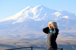 Travelnews.lv rīta agrumā apjūsmo Eiropas augstāko virsotni Elbruss. Atbalsta: Magtur 29