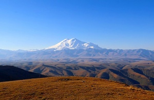 Travelnews.lv rīta agrumā apjūsmo Eiropas augstāko virsotni Elbruss. Atbalsta: Magtur 34