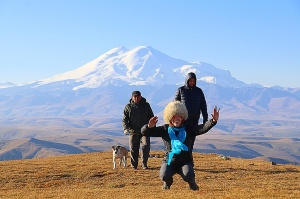 Travelnews.lv rīta agrumā apjūsmo Eiropas augstāko virsotni Elbruss. Atbalsta: Magtur 36