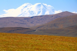 Travelnews.lv rīta agrumā apjūsmo Eiropas augstāko virsotni Elbruss. Atbalsta: Magtur 46