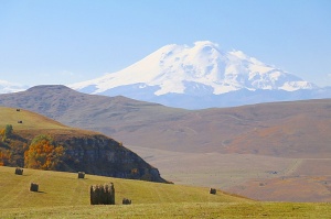 Travelnews.lv rīta agrumā apjūsmo Eiropas augstāko virsotni Elbruss. Atbalsta: Magtur 51