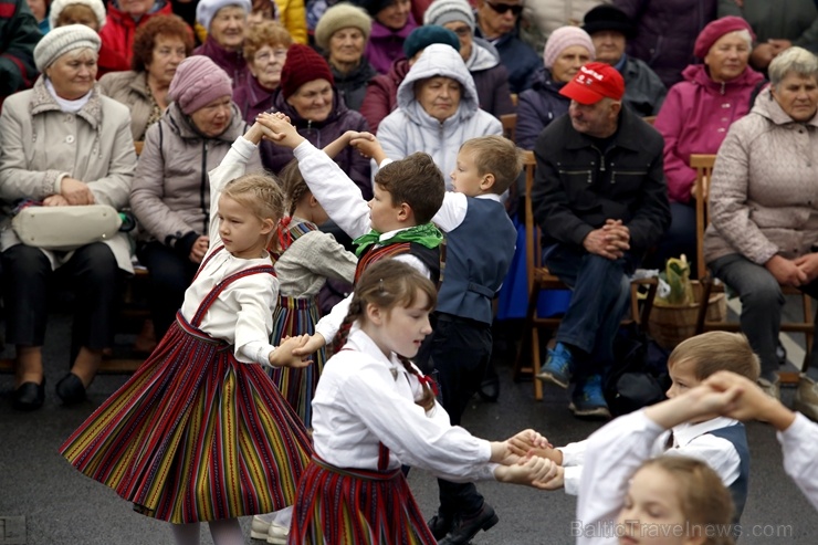 Rēzeknes Miķeļdienas gadatirgus pārsteidz iedzīvotājus un pilsētas viesus ar varenu tirgošanos, mielošanos, muzicēšanu, dejošanu un dižošanos 267350