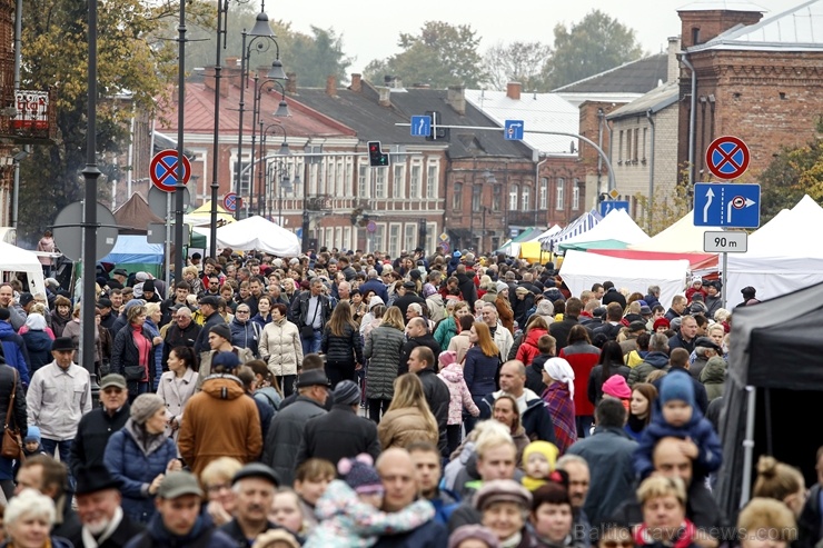 Rēzeknes Miķeļdienas gadatirgus pārsteidz iedzīvotājus un pilsētas viesus ar varenu tirgošanos, mielošanos, muzicēšanu, dejošanu un dižošanos 267355