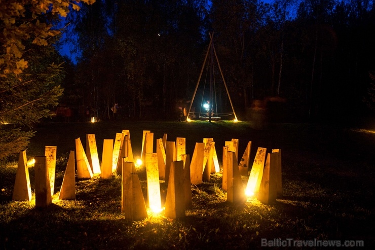 Vienkoču parkā norisinājās Uguns Nakts, kura mērķis ir vienu īso rudens dienu padarīt ilgāk gaišu, dot iespēju uzlādēt sevi ar sveču gaismu un siltumu 267665