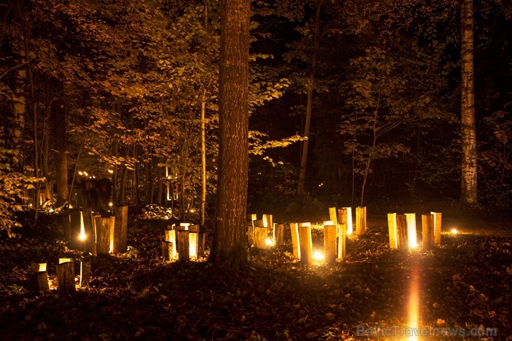 Vienkoču parkā norisinājās Uguns Nakts, kura mērķis ir vienu īso rudens dienu padarīt ilgāk gaišu, dot iespēju uzlādēt sevi ar sveču gaismu un siltumu 267674