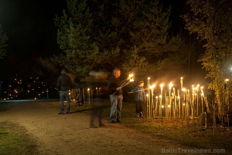 Vienkoču parkā norisinājās Uguns Nakts, kura mērķis ir vienu īso rudens dienu padarīt ilgāk gaišu, dot iespēju uzlādēt sevi ar sveču gaismu un siltumu 267681