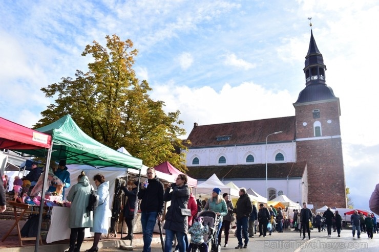Simjūda tirgus Valmierā pulcē tirgotājus ar viduslaiku Livonijas labumiem 268206