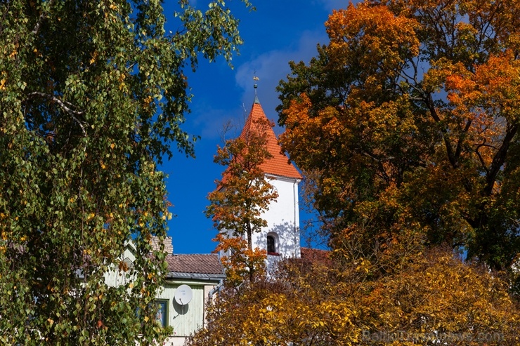 Deviņu pakalnu pilsēta Talsi rāmi pārklājas rudens zeltā 268311