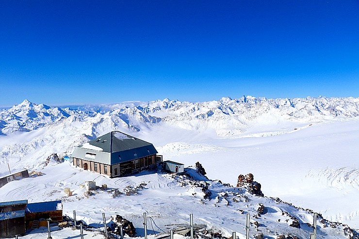Travelnews.lv ar gaisa trošu vagoniņu uzbrauc sniegotajā Elbrusā līdz 3847 metriem. Atbalsta: Magtur 268335