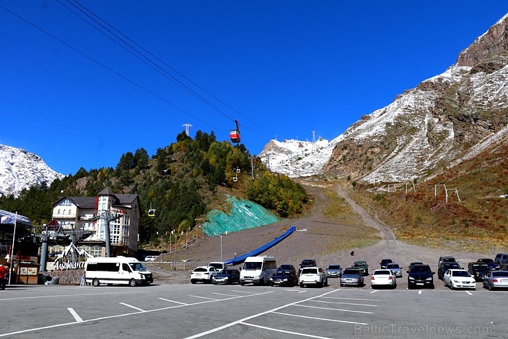 Travelnews.lv ar gaisa trošu vagoniņu uzbrauc sniegotajā Elbrusā līdz 3847 metriem. Atbalsta: Magtur 268336