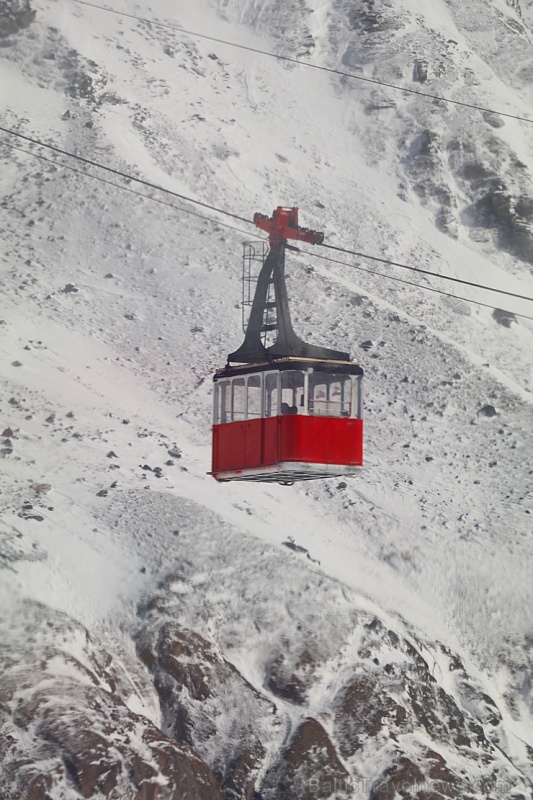 Travelnews.lv ar gaisa trošu vagoniņu uzbrauc sniegotajā Elbrusā līdz 3847 metriem. Atbalsta: Magtur 268342