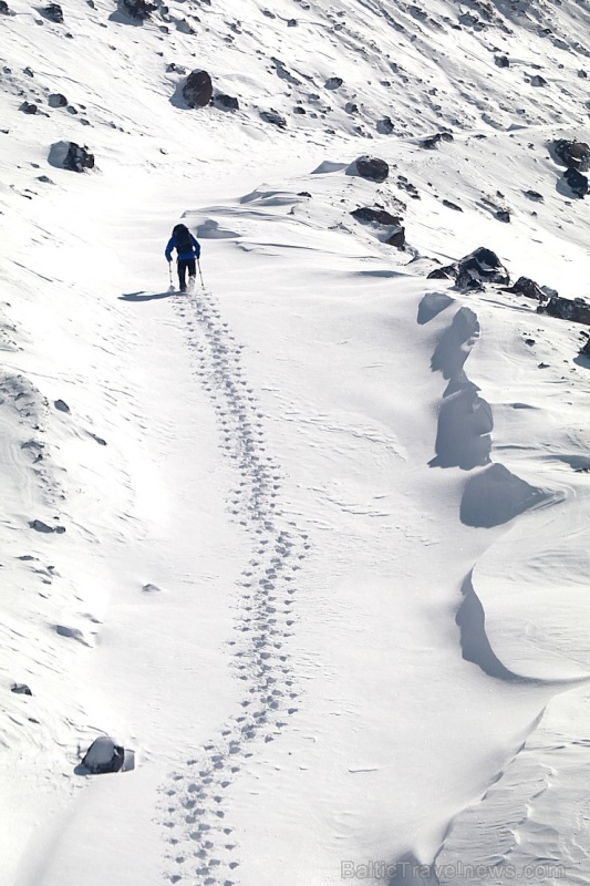 Travelnews.lv ar gaisa trošu vagoniņu uzbrauc sniegotajā Elbrusā līdz 3847 metriem. Atbalsta: Magtur 268343